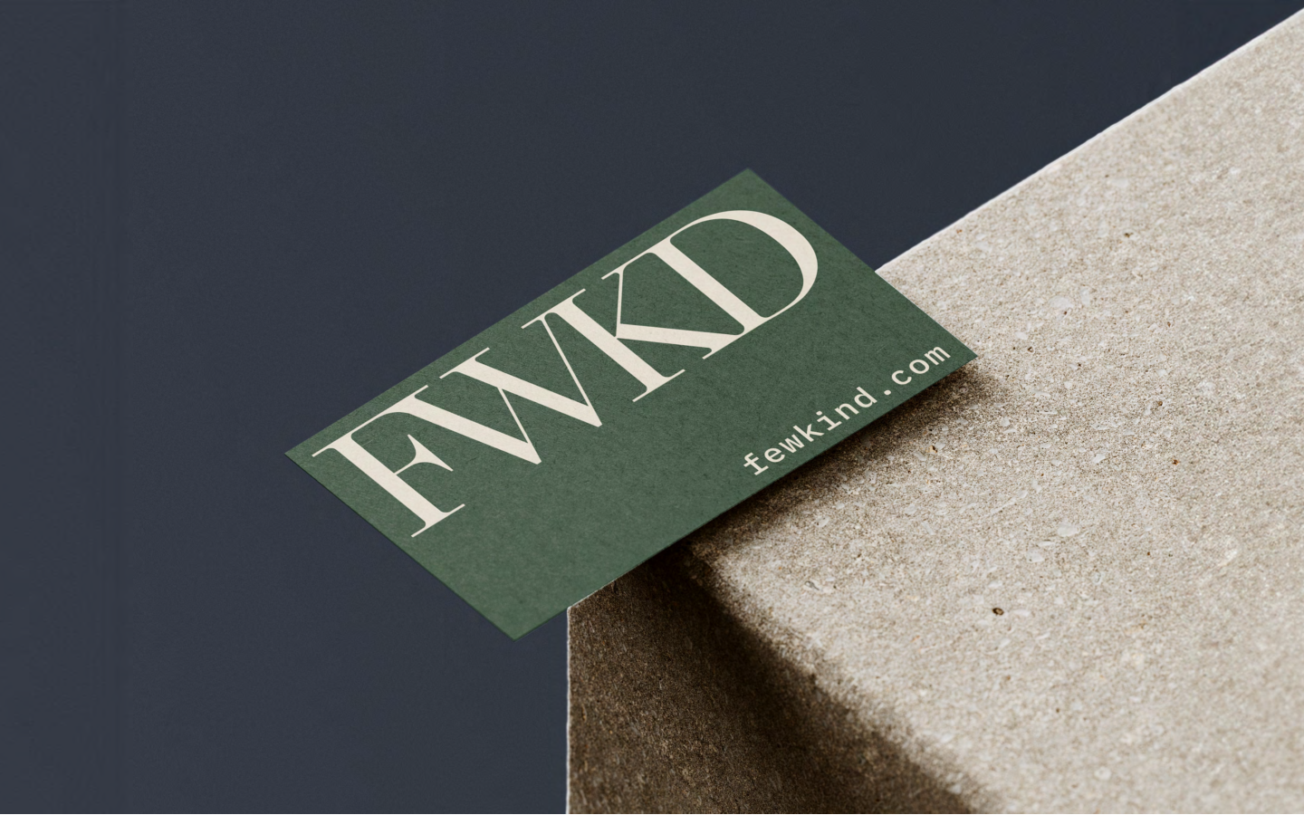 Il biglietto da visita Fewkind, con il monogramma FWKD su verde Forest